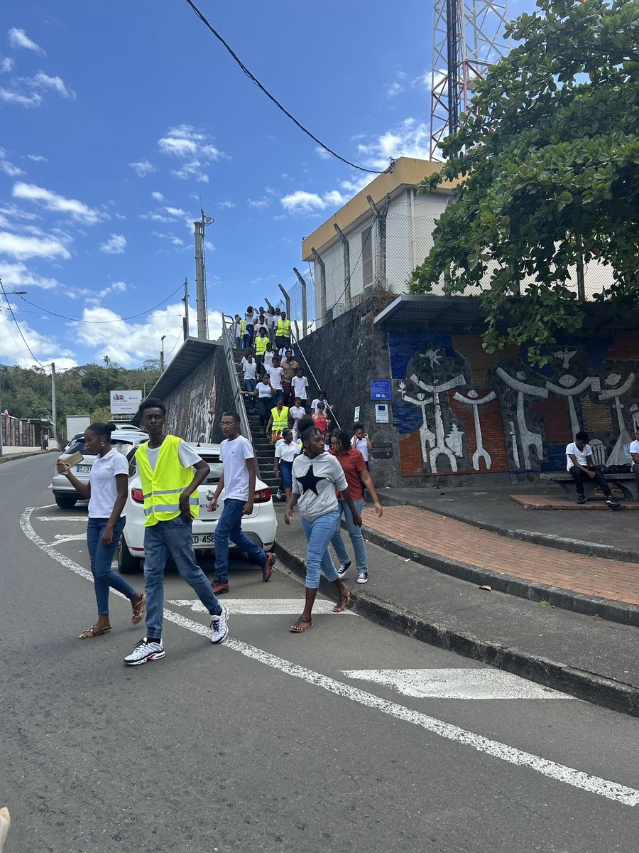 Mardi dernier, notre premier exercice évacuation incendie. Nous avons été accompagnés par les pompiers du #Sdis972 . Ils ont pu ainsi donner un avis d’expert sur nos pratiques . Une belle collaboration pour renforcer la culture de la sécurité commune. #acmartinique