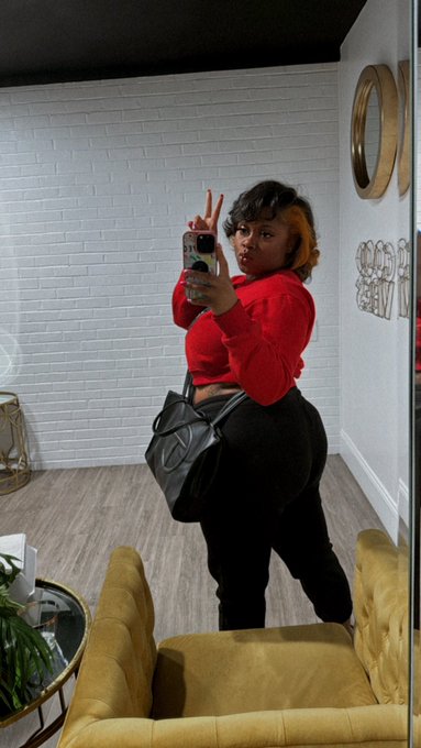 Watch fun girl 🖤's leaked NSFW photo on TwXstars