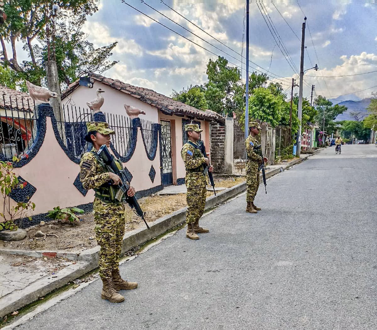 En la zona urbana del país, el personal de @FUERZARMADASV continúa en búsqueda de delincuentes, con el objetivo de llevar seguridad a las familias salvadoreñas.

#PlanControlTerritorial