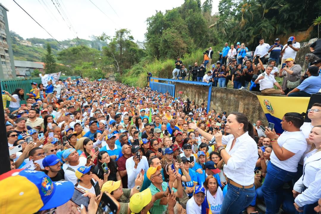 MariaCorinaYA's tweet photo. Mi querido San Antonio de Los Altos, gracias!! 
Una vez más, ustedes demuestran la organización que hay en esta comunidad. A toda la gente de Carrizal y Guaicaipuro que se acercó a acompañarnos y desbordar las calles de La Morita, mi cariño y mi confianza. 

Tenemos 102 días desafiantes por delante, juntos y organizados lo vamos a lograr.

#Miranda