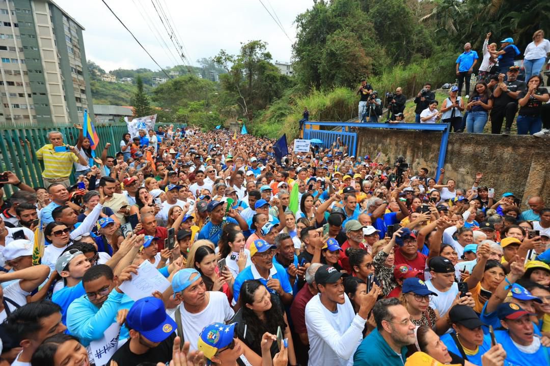 Mi querido San Antonio de Los Altos, gracias!! Una vez más, ustedes demuestran la organización que hay en esta comunidad. A toda la gente de Carrizal y Guaicaipuro que se acercó a acompañarnos y desbordar las calles de La Morita, mi cariño y mi confianza. Tenemos 102 días…