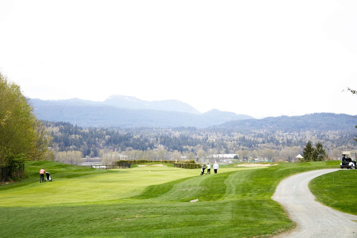We think spring might be the best time of year for our majestic finishing hole!

With a scenic backdrop of snow capped mountains and peaceful farmland in the valley below, a good second shot offers a great chance to end a wonderful round with a birdie.