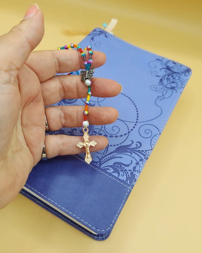 craftycadychicks.etsy.com/listing/152278… Isabella is not only a stunning accessory, but also a powerful tool for prayer and meditation. It connects you with God and His Mother, and invites you to experience their love and mercy. #CatholicRosary #CatholicFaith