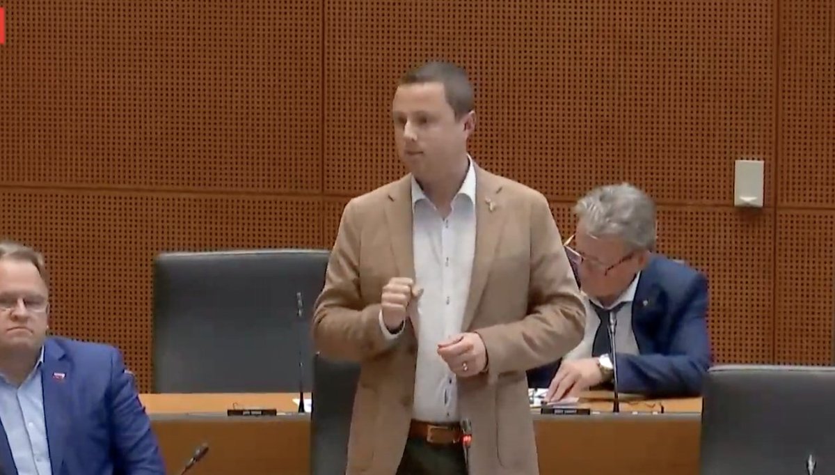 .@ZanMahnic: Nisem za spremembo volilnega sistema. Če ste tako prepričani, pridite z zakonom, ga vložite in ga izglasujte. Posvetovalni referendum je z razlogom posvetovalni in če še niste prebrali, volja ni zavezujoča ne za poslance ne za volilke in volilce.