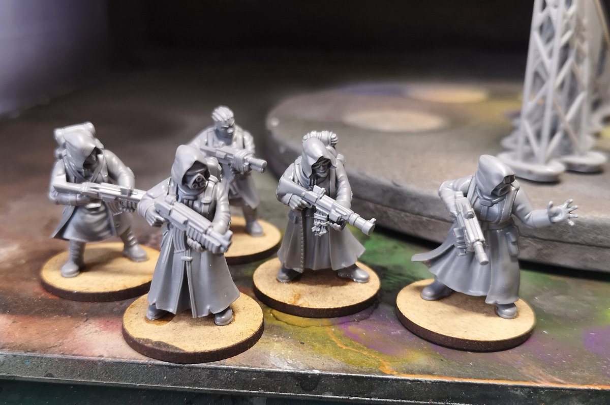 #WipWednesday I gave myself a nice quiet half hour to put together the first 5 of the new @NorthStarFigs Stargrave Scavengers II that I bought at #salute51 - I really like the design of these with the heavy coats and robes! #wargaming #miniaturepainting #Stargrave #XenosRampant