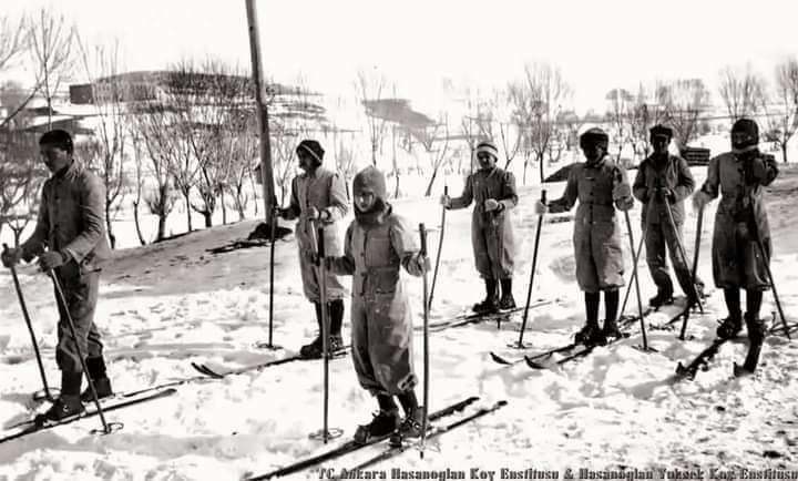 Kayak dersi almanın sadece zengin işi olmadığı yıllar...
Kars Cılavuz Köy Enstitüsü öğrencileri kayak dersinde(1944) 
Kapattığınız gün ülke karanlığa gömüldü.
#KöyEnstitüleri84Yaşında