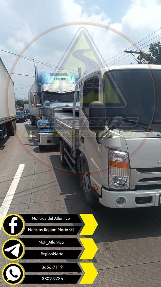 🔴#AHORA | Colisión entre trailer y camión pequeño afecta al #TransitoGT en el kilómetro 10.5 #CarreteraalAtlantico en dirección a la ciudad.