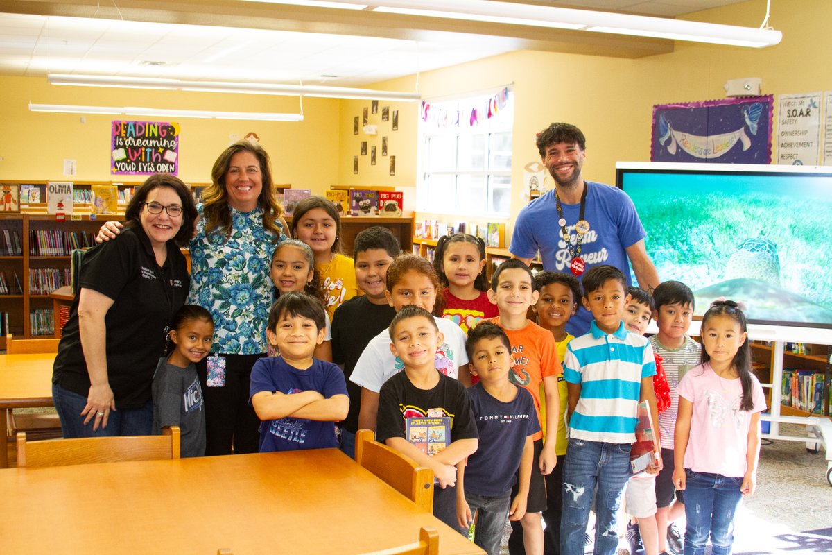 OCPSnews's tweet photo. Media Specialist Holly Siemoneit is clearly loved by the students at @SpringLakeOCPS! District 7 School Board Member @ByrdOcps recently stopped by to celebrate Holly for School Library Media Month!
#SchoolLibraryMediaMonth #ocps #thankyou https://t.co/bEruoNSZZz