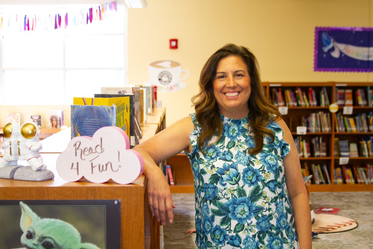 OCPSnews's tweet photo. Media Specialist Holly Siemoneit is clearly loved by the students at @SpringLakeOCPS! District 7 School Board Member @ByrdOcps recently stopped by to celebrate Holly for School Library Media Month!
#SchoolLibraryMediaMonth #ocps #thankyou https://t.co/bEruoNSZZz