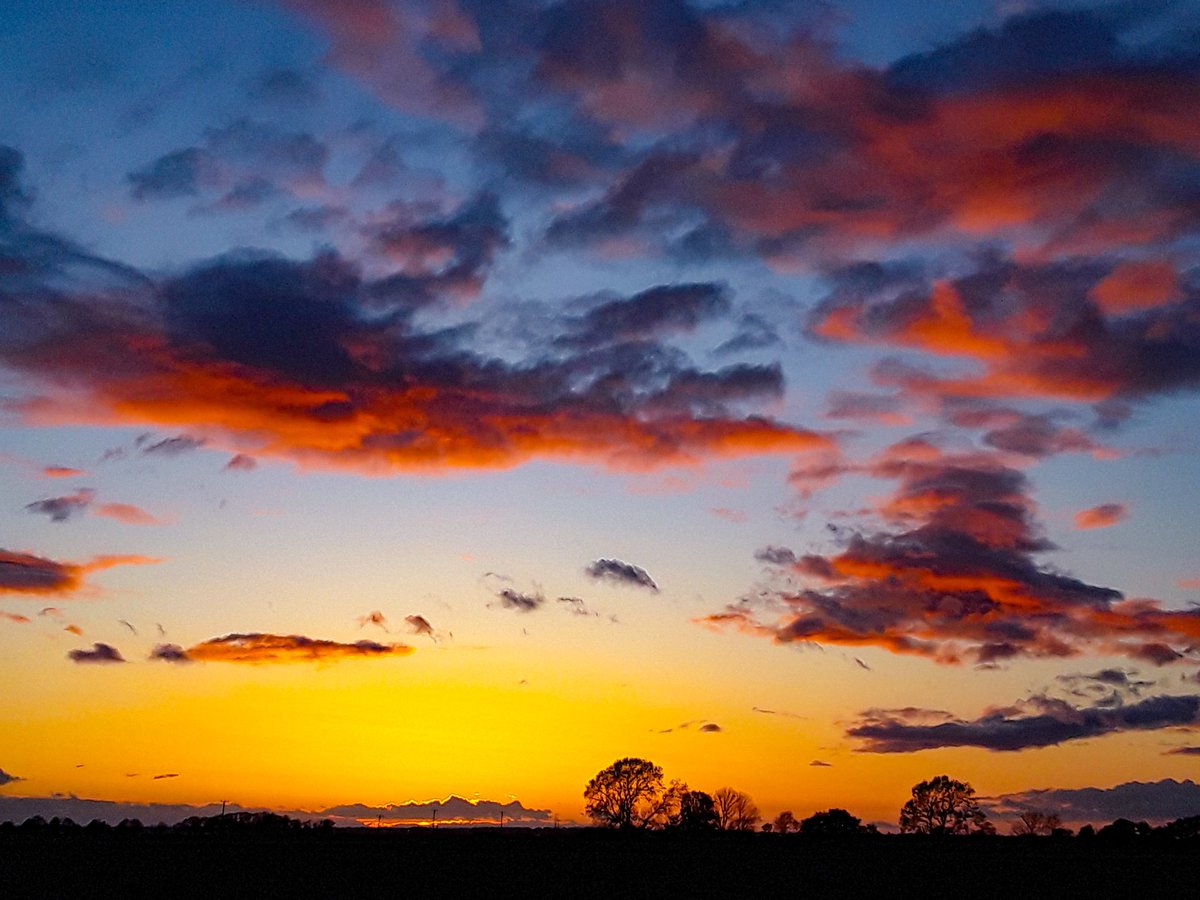 A lovely end to the day here in the Fens. #GoodnightEveryone xxx 😴😴😴 @CloudAppSoc @ThePhotoHour