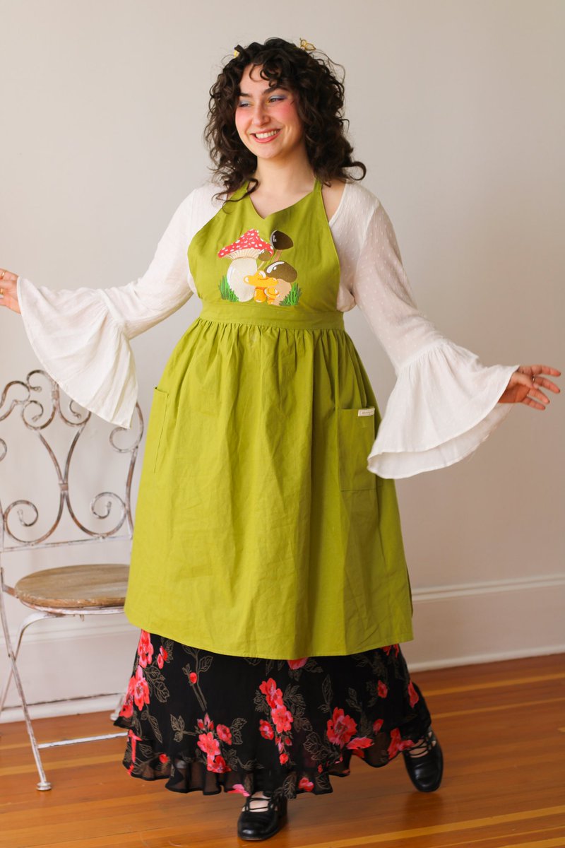 new mushroom emroidered aprons 💚 they’re a very soft linen & cotton blend, extra long ties and adjustable criss-cross straps to fit sizes XS-4XL 🍄