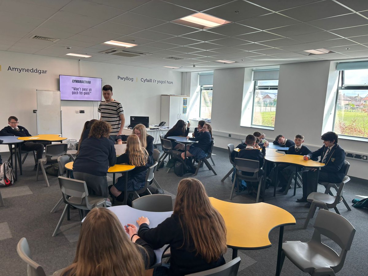 cymraeglanclwyd's tweet photo. Diolch yn fawr i Osian Owen o @ArGoeddCymru am gynnal gweithdy diddorol tu hwnt i flwyddyn 7 ar farddoni. Braf iawn oedd gweld y disgyblion yn mwynhau eu hunain. Dyma ychydig o luniau ✍️ @YsgolGlanClwyd @GlanClwyd7 https://t.co/0M57qUjlEB
