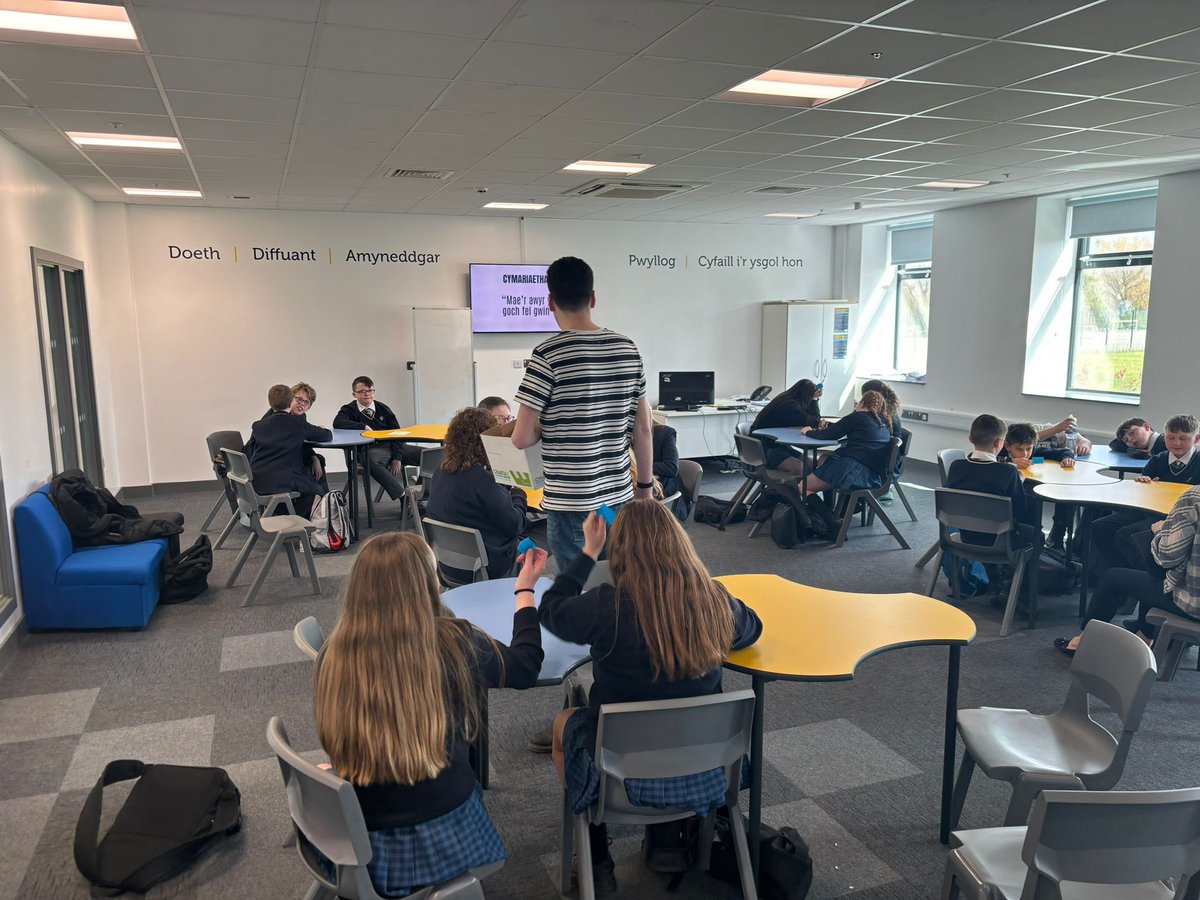 cymraeglanclwyd's tweet photo. Diolch yn fawr i Osian Owen o @ArGoeddCymru am gynnal gweithdy diddorol tu hwnt i flwyddyn 7 ar farddoni. Braf iawn oedd gweld y disgyblion yn mwynhau eu hunain. Dyma ychydig o luniau ✍️ @YsgolGlanClwyd @GlanClwyd7 https://t.co/0M57qUjlEB