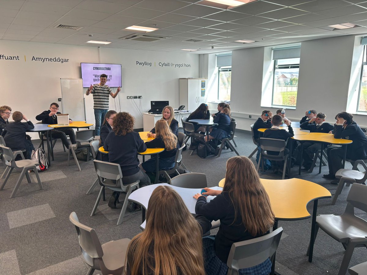 cymraeglanclwyd's tweet photo. Diolch yn fawr i Osian Owen o @ArGoeddCymru am gynnal gweithdy diddorol tu hwnt i flwyddyn 7 ar farddoni. Braf iawn oedd gweld y disgyblion yn mwynhau eu hunain. Dyma ychydig o luniau ✍️ @YsgolGlanClwyd @GlanClwyd7 https://t.co/0M57qUjlEB