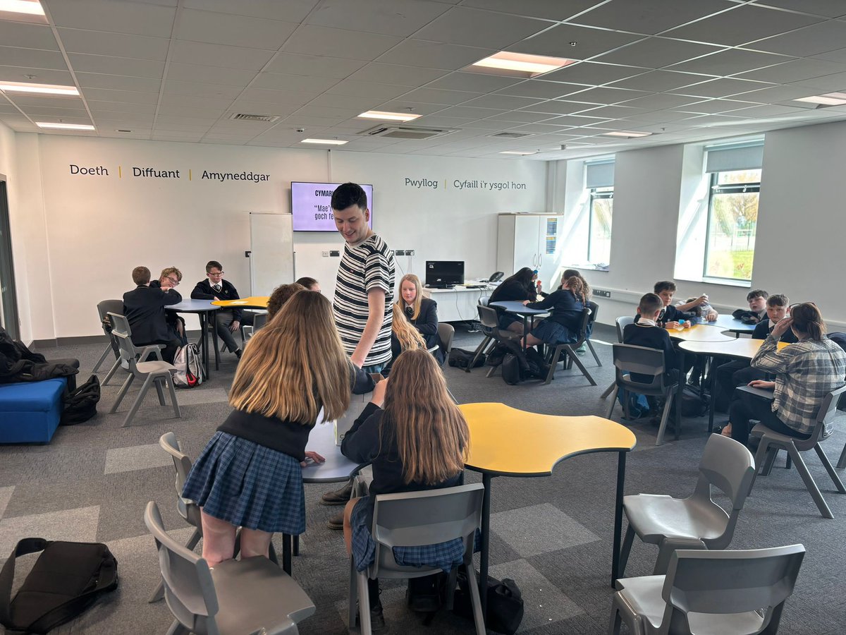 cymraeglanclwyd's tweet photo. Diolch yn fawr i Osian Owen o @ArGoeddCymru am gynnal gweithdy diddorol tu hwnt i flwyddyn 7 ar farddoni. Braf iawn oedd gweld y disgyblion yn mwynhau eu hunain. Dyma ychydig o luniau ✍️ @YsgolGlanClwyd @GlanClwyd7 https://t.co/0M57qUjlEB
