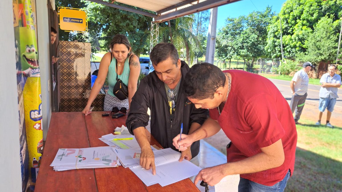 Indert, en intenso trabajo de campo para titulación masiva. Continúan las firmas de títulos de otros 80 beneficiarios de Canindeyú, de los distritos de Ybyrarobaná, Curuguaty y Yasy Cañy. Los documentos fueron acercados a los colonos, por parte de funcionarios del ente agrario.