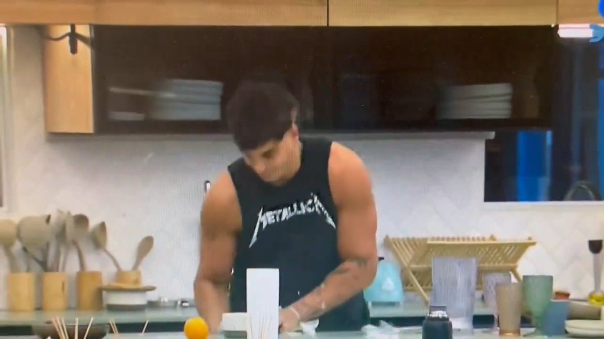 Día intenso para ser productor de Telefe: en el mismo momento en que Furia se estaba haciendo los estudios, Mauro tuvo que salir de la casa de #GranHermano porque se cortó con un plato: le dieron 3 puntos.