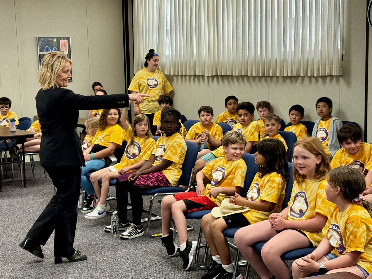 MOEducation's tweet photo. Lindsey Piazza, a 2024 Regional Teacher of the Year, and her co-teacher Evelyn Fleischer brought their third graders from @BrentwoodMOSD's McGrath Elementary to Jefferson City today and stopped by to see @MoCommissioner #ShowMeSuccess https://t.co/vngPYqPXtj