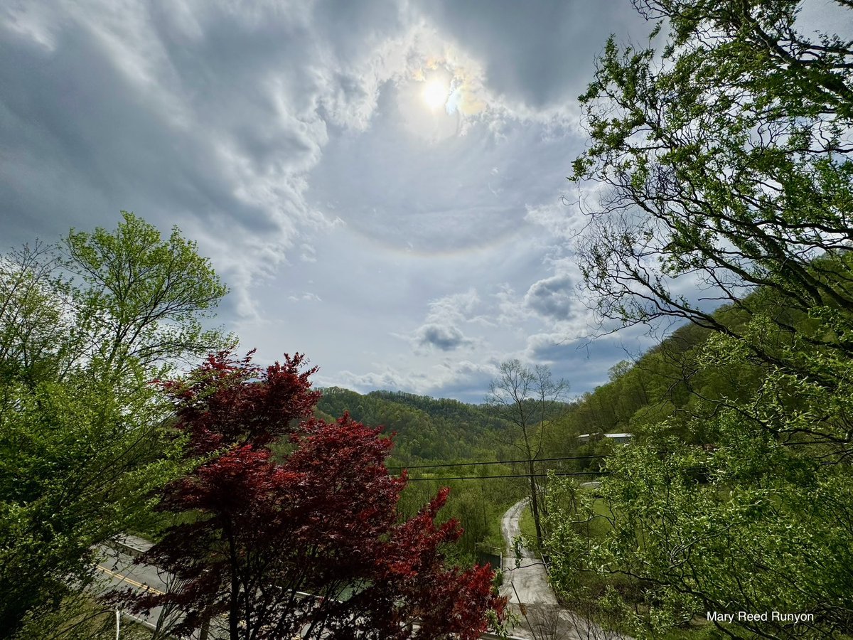 I’ve seen a halo around the sun a few times today. @WYMT @brobwx @WSAZBrandon @SpencerWeather @Kentuckyweather @cjwxguy56 @JoshFitzWx @weatherchannel #ekywx #kywx #sekywx