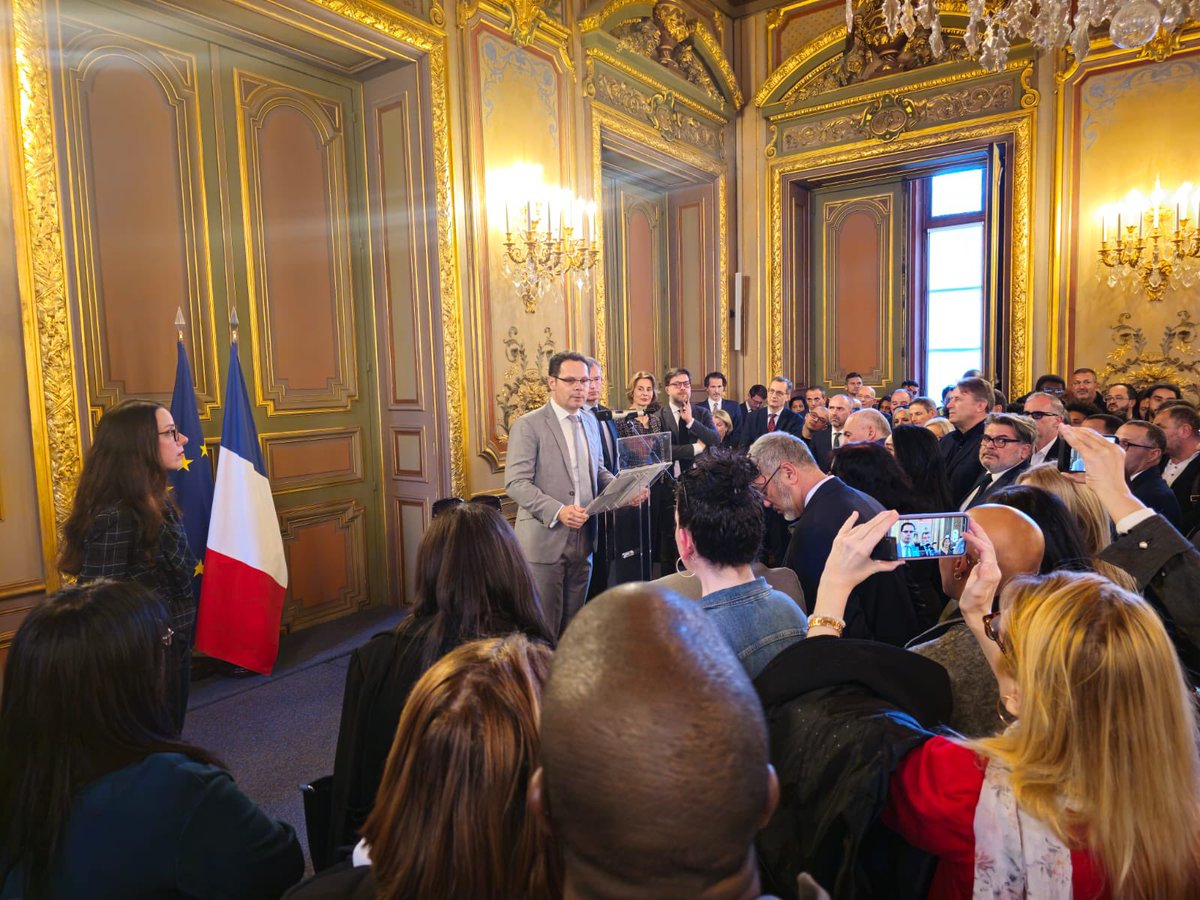 hayat_atia's tweet photo. Cérémonie des vœux de départ de Monsieur le Préfet à l’égalité des chances @SibilleauM .
Nous regretterons cet homme qui sans nul doute, a su s’approprier #Marseille comme aucun auparavant.
Des qualités humaines au service de nos quartiers.
Bon vent à vous Monsieur le Préfet!!!🙏🏼 https://t.co/QKGAV4Hgma