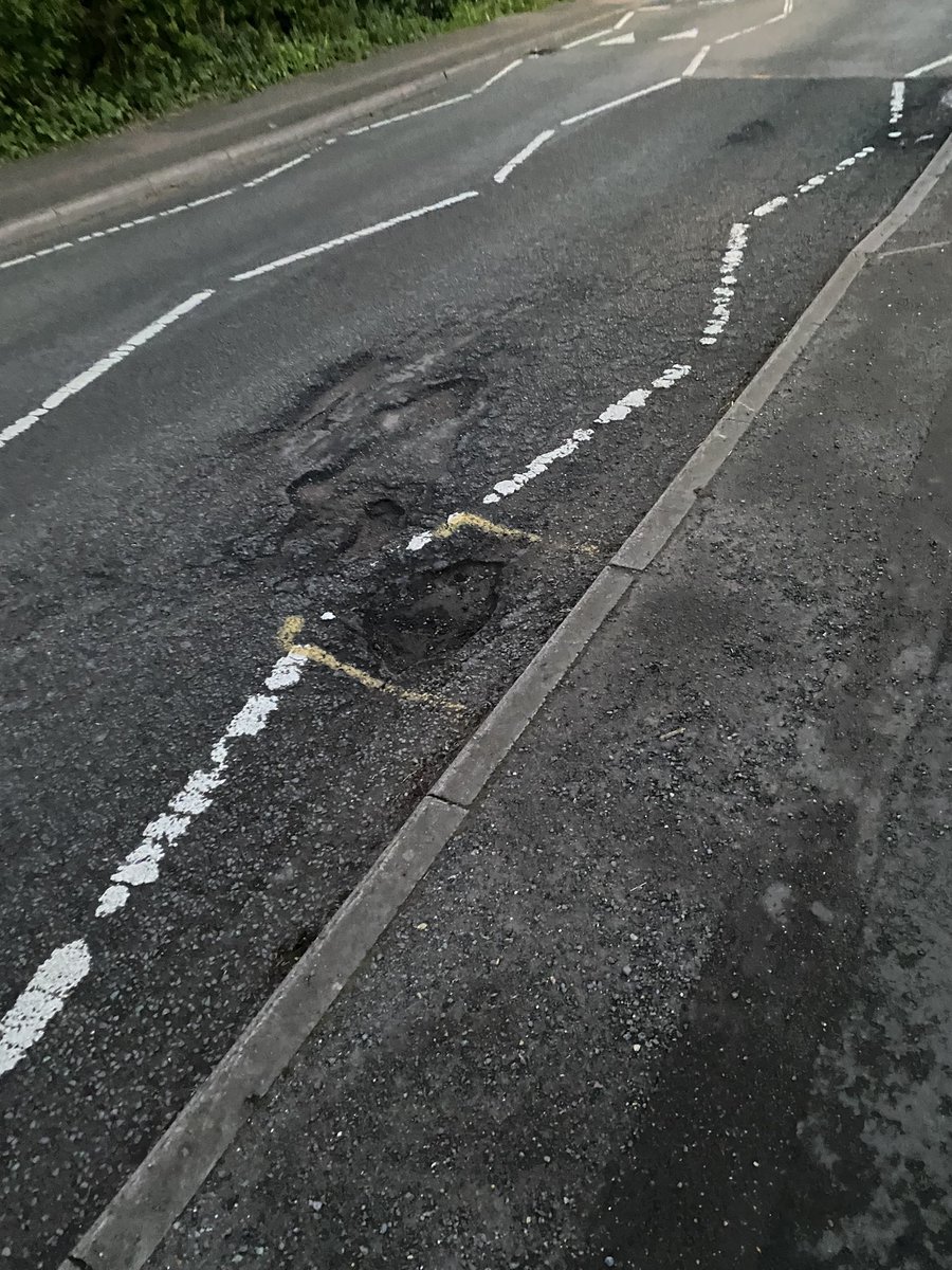 @WNhighways @StDocErrors @mrpotholeuk @Cllrbagotwebb Sooo, the deeper defects have been marked for repair, BUT despite being TOLD about 2cm trips, no zebra defects marked for repair!