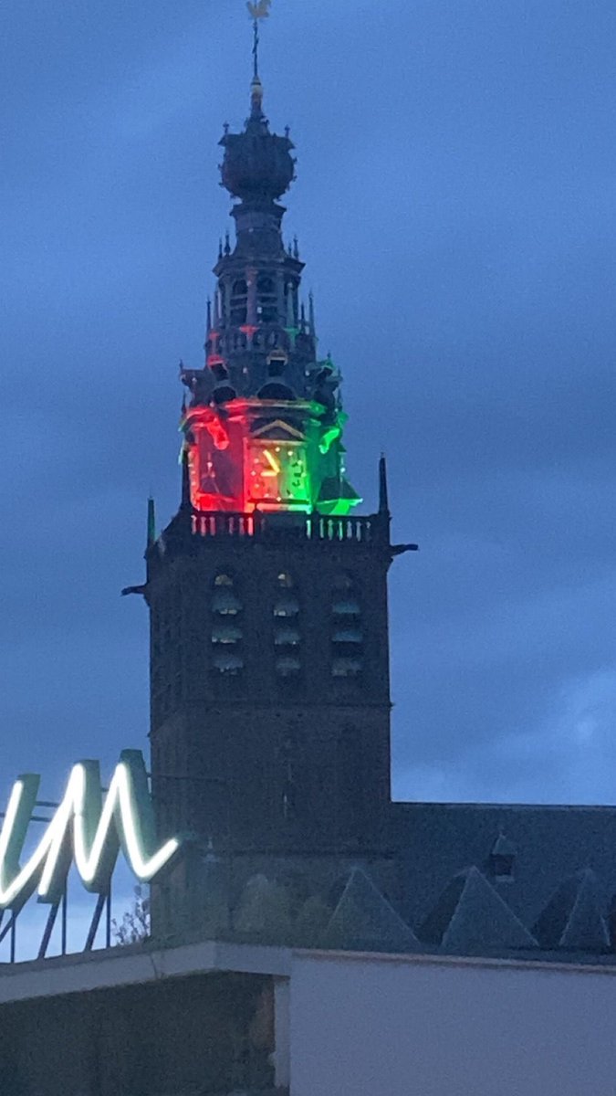 De stad kleurt in de clubkleuren van @necnijmegen in aanloop naar de @knvb bekerfinale. Uitzicht vanaf de bank op de toren @Stevenskerk . #nijmegen #nec #bekerfinale #stadsleven