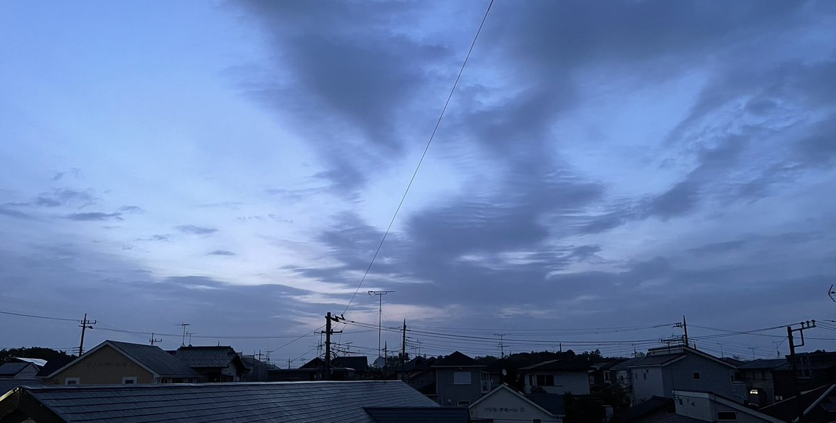 おはようございます😃 4月18日木曜日 今朝は曇ってますね。 少し寒い朝です。　　　　 今日も、がんばろう‼️💪✊ 牛久の空(4時38分頃の空) #いまそら #イマソラ #曇り空