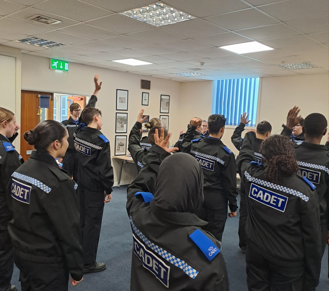 HUGE THANKS👏 to awesome👮‍♂️PC Banks & 👮‍♂️ Sheasby, Response Team @CoventryPolice @CoventryCityWMP who gave time to answer questions from #1CV Cadets before carry on with duties. @CadetsWMP Unit Team 'Red' 🌟stormed ahead in the leader board with phonetics knowledge @NationalVPC