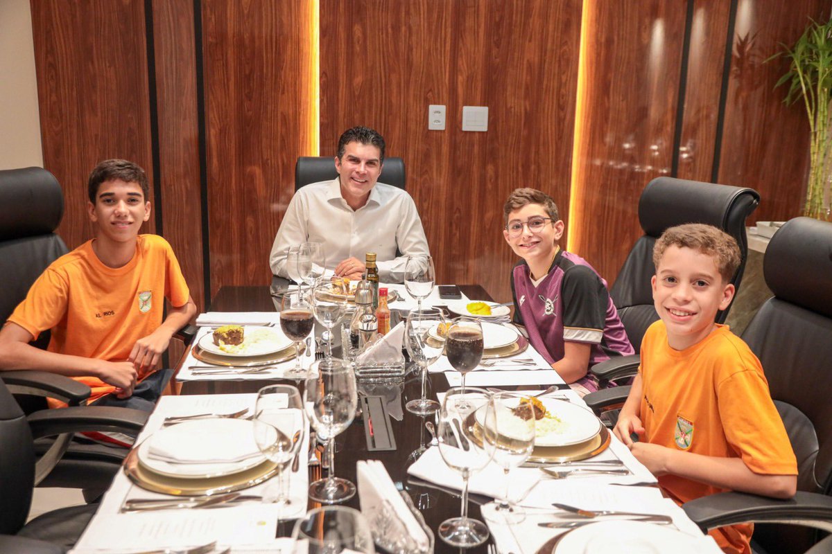 helderbarbalho's tweet photo. Hoje, um almoço diferente e cheio de sorrisos com meu filhão Thor, e os amigos Luis e Carlos. #TempoDeQualidade #Família #PaiEFilho #Amigos https://t.co/1pCatvMgyN
