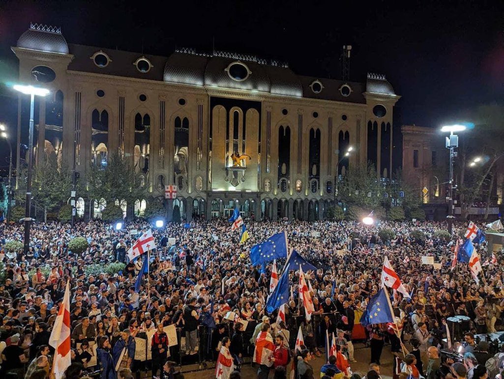 Third evening of massive protests in Tbilisi 🇬🇪 against the governments repressive Foreign Agents Bill. This government does not live up to the 🇪🇺 decision to give 🇬🇪 candidate status.