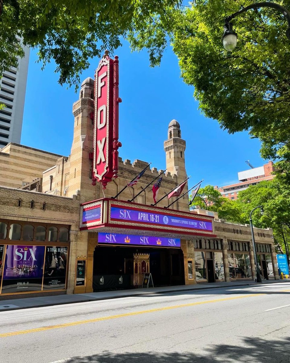 Congratulations to the #BoleynTour 2.0 company on their first performance in Atlanta to a sold-out crowd at @thefoxtheatre! 💜Special thanks to @showboybakeshop for the cake made for royalty 👑 #SIXUSTour