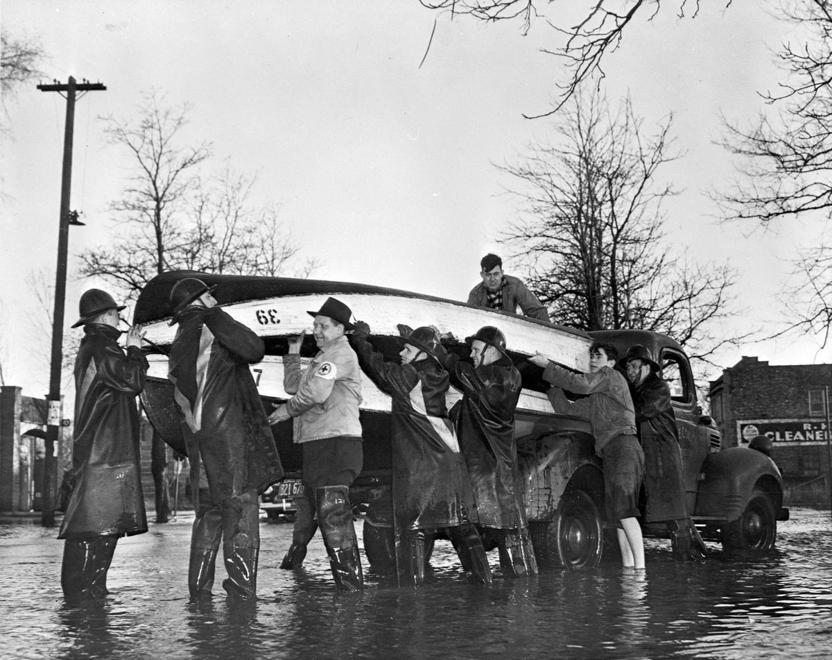 All hands on deck. 🛶 During the Chicago flood of April 1947, Red Crossers braved the conditions to help hundreds of families. They provided first aid, shelter, food and even hoisted boats into flooded streets that helped to evacuate stranded residents. Give it up for these…
