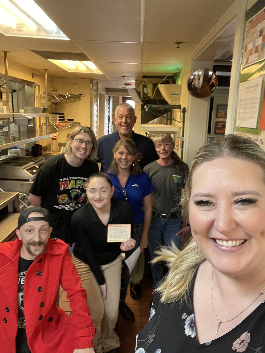 Cheers to Jefferson Village! Alexa and her team are rocking 11% turnover and it’s obvious to us why they #ChilisLove this location. #MountainRegion 🌶️💚⛰️🌻 @hasquet @LynottSr