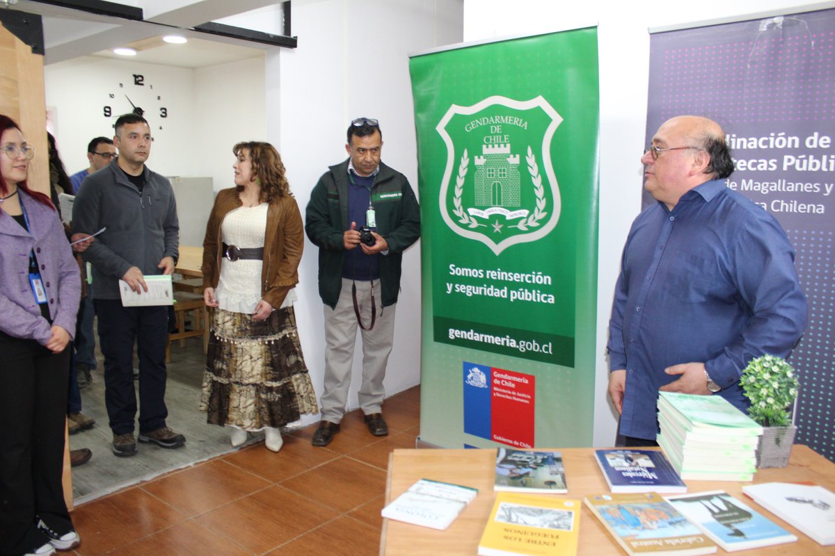 🟢 Una iniciativa pionera y especial realizó la Coordinación Regional de Bibliotecas Públicas de #Magallanes junto a @Gendarmeria_Mag al instalar 3 puntos de lectura en el CP de #PuntaArenas para que los hijos de personas privadas de libertad accedan a libros durante sus visitas.