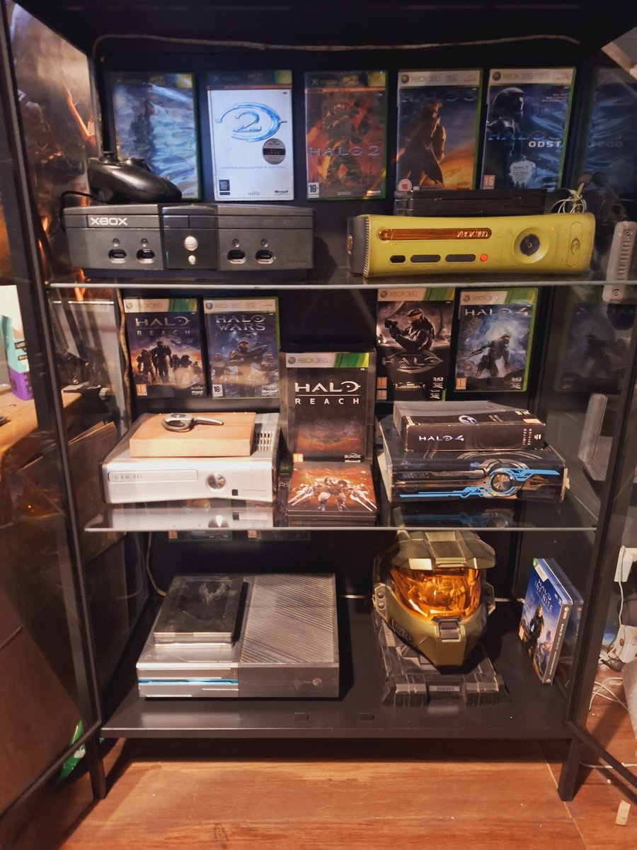 Mangermouse's tweet photo. New display cabinet! Been wanting to do this display for a while! Super happy for it to have joined the collection! #halo #halocollection #halomcc #haloinfinite https://t.co/YIgXtf4Onx