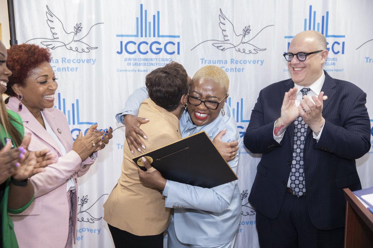 At today’s Trauma Recovery Center grand opening, our TRC Director Dr. Dulande Louis presented a plaque to @NYCSpeakerAdams, expressing our gratitude for her support and advocacy for trauma recovery centers.
