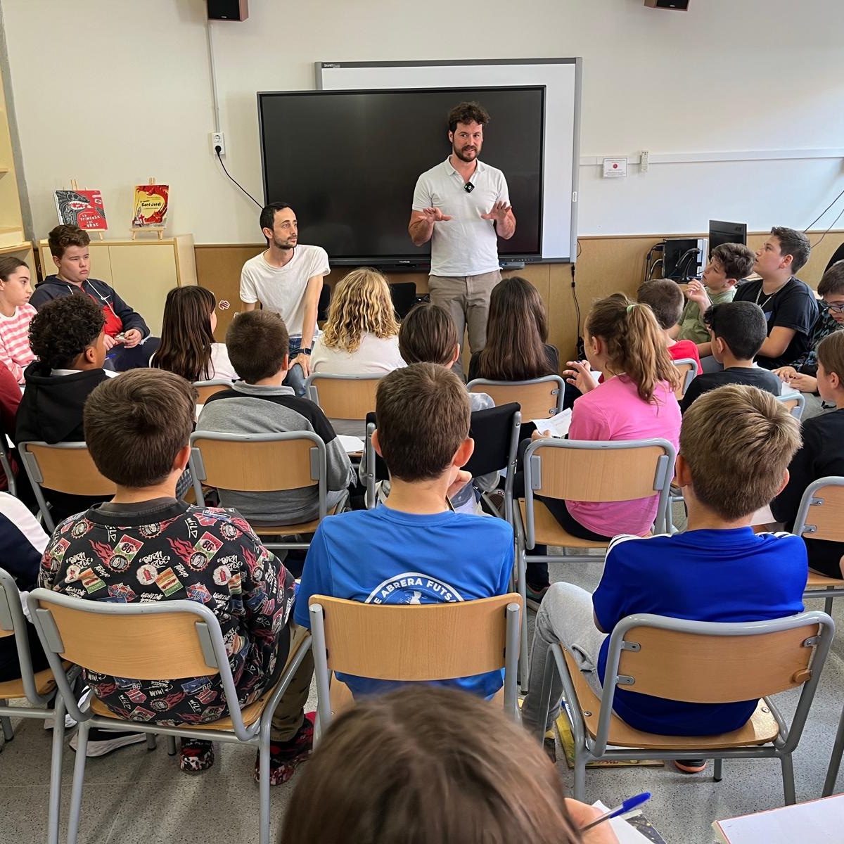 elluchabrera's tweet photo. Els alumnes de 5è han tingut la oportunitat de fer una entrevista al mestre i escriptor James Vanderlust que ens ha vingut a visitar.  Amb ell hem pogut parlar de temes molt interessants com les tècniques d'estudi, la importància d'aprendre idiomes i què vol dir ser Intel.ligent. https://t.co/SIEKzanye2