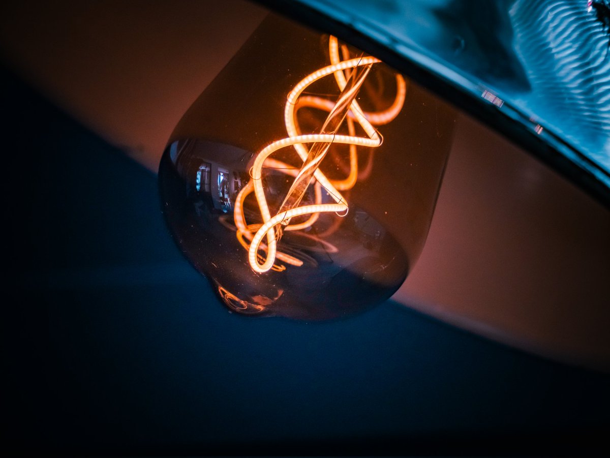 GodwinVintage's tweet photo. Vintage chrome articulated lamp with green ceramic base. Rewired with new vintage style light fitting and braided cable, and completed with Edison light bulb with spiral filament 🙂💡
https://t.co/SqHEgvYWAC 

#vintagelighting #DecorativeLamps #DecorativeLighting #TableLamp https://t.co/ypx57BC4oM