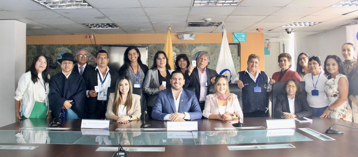 #CiudadaníaActiva Las autoridades del #CPCCS @AndresFantoniB, @mishu_calvache y @VerdezotoJoha entregaron credenciales a los integrantes del Observatorio Nacional de Plurinacionalidad e Interculturalidad-ONPI; esta acción marca el inicio del mecanismo de control social.