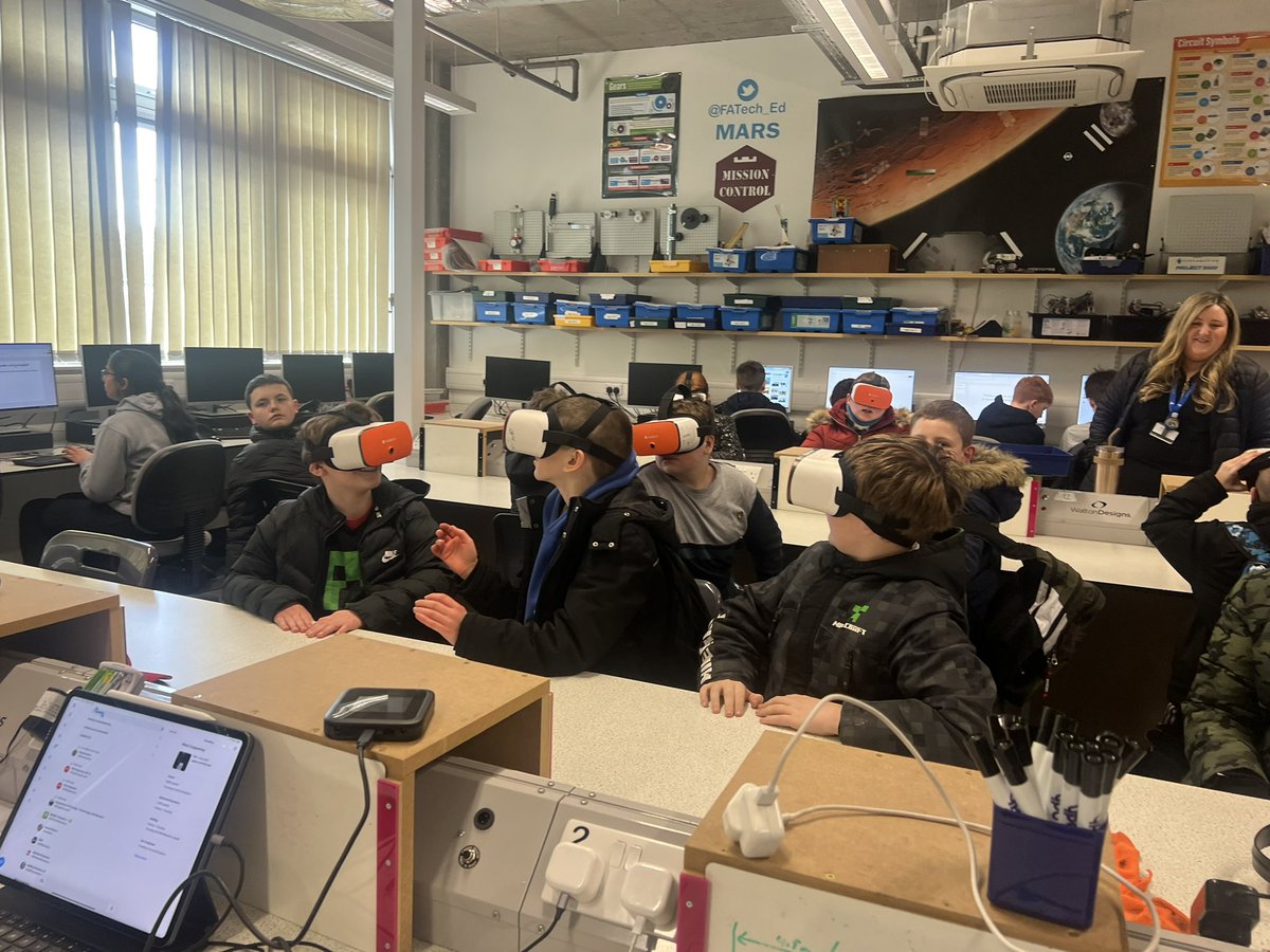 FATech_Ed's tweet image. P7 pupils transitioning from our cluster schools  getting an impromptu #VRandARedu tour of the campus. No Polar bears or Sharks in @ForAcadLib tho! @ClassVR #FORopportunitiesForAll