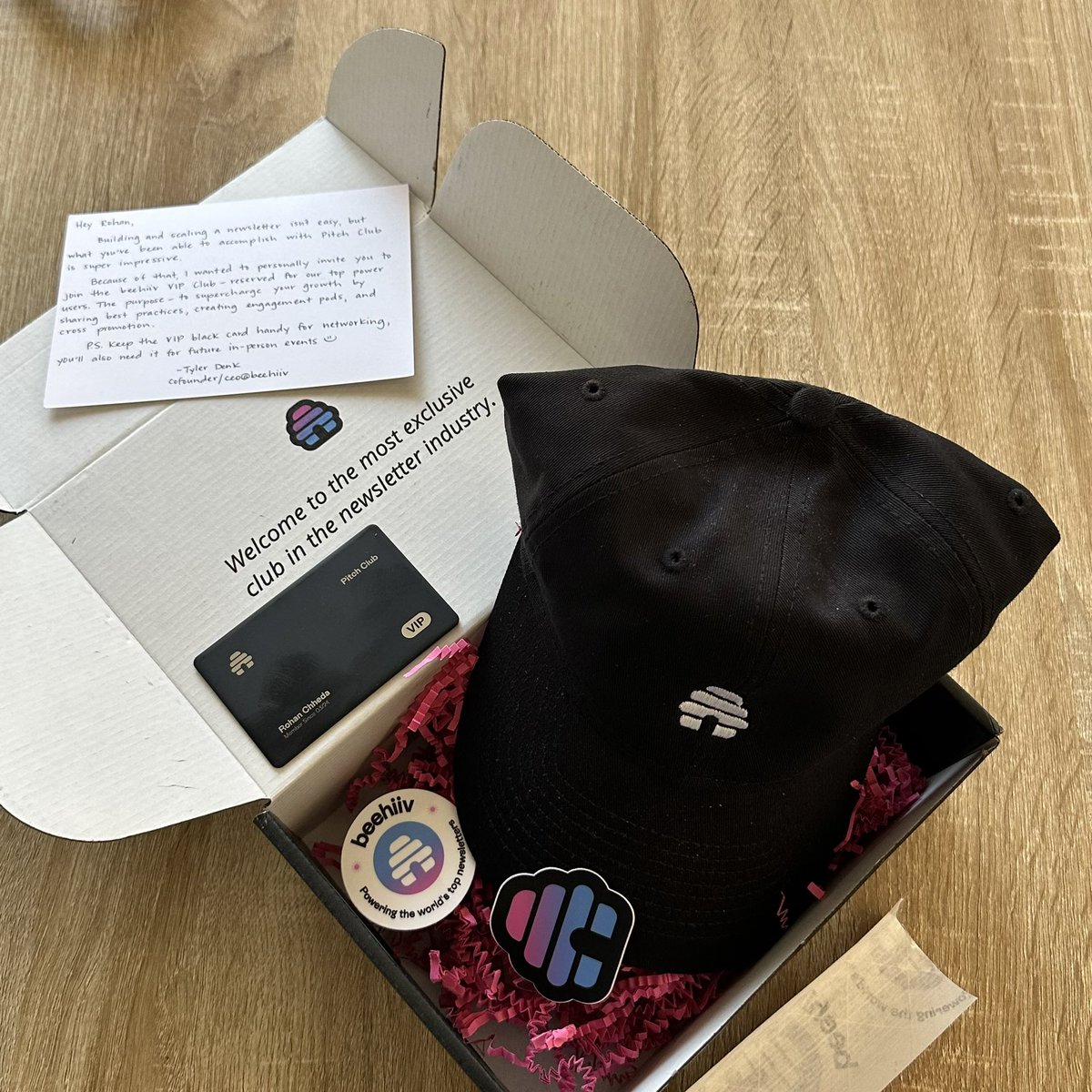 @beehiiv swag game on point! Love the metal card. 

Thanks @denk_tweets for the personal handwritten note. Keeping it real classy! 

Couldn’t have grown @PitchClub_ to a community of 34,000 founders and investors without you’ll!