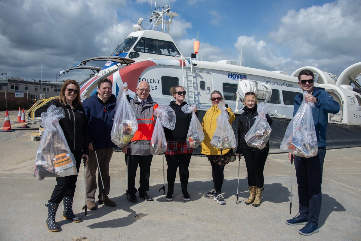 🚮🗑️ We were out and about on a beach clean next door to our Ryde pad today with our friends; Island Line and Michael Lilley.
#beachclean #litterpicking