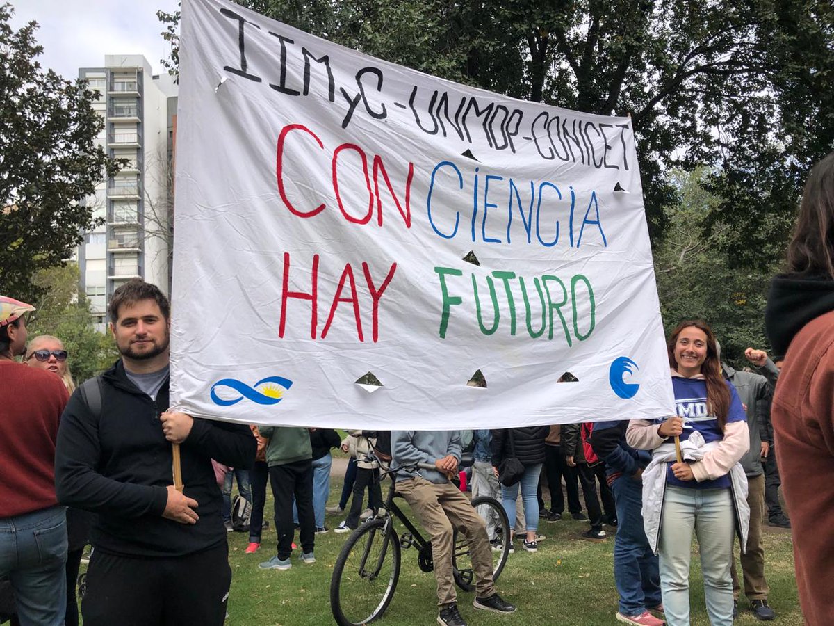 La #CienciaArgentina genera conocimiento genuino para el desarrollo de nuestro país, conocer nuestros ecosistemas y sociedades, cuidar y conservar nuestros recursos para que sean sostenibles. Y es reconocida en todo el mundo #AbrazoMundial 
Sin ciencia no hay futuro