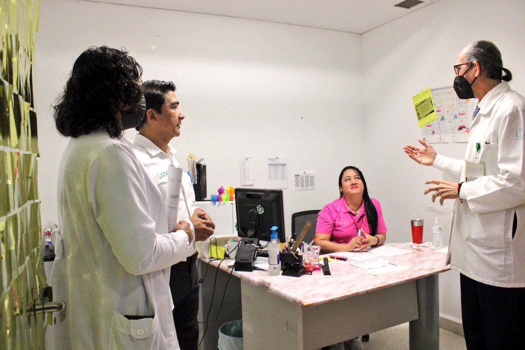 Autoridades del #IMSSTamaulipas realizaron un recorrido de supervisión en la Unidad de Medicina Familiar No. 76 en #NuevoLaredo.