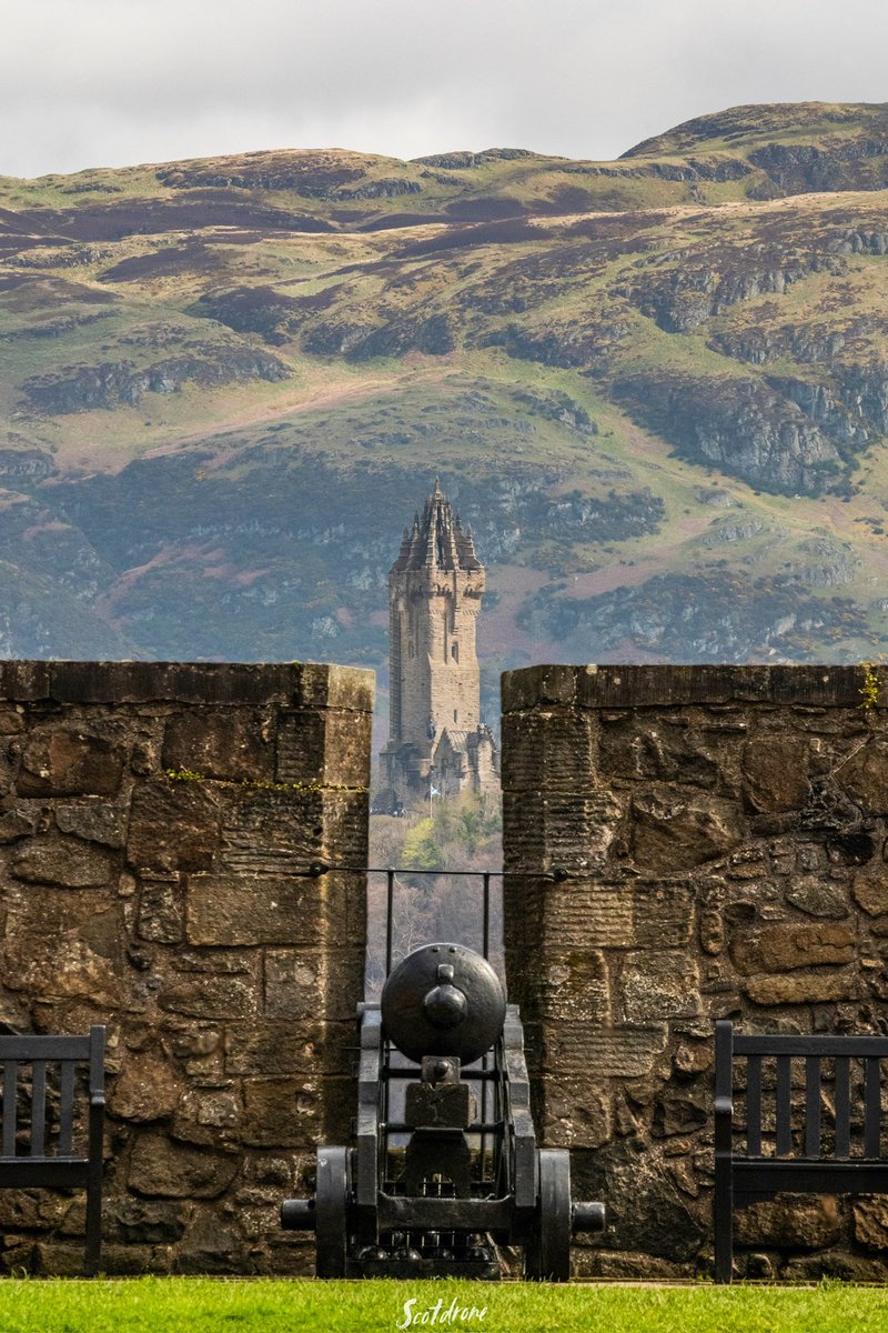 The Wallace Monument as viewed from the Grand Battery of Stirling Castle.
#stirling #visitstirling #castle #historic #williamwallace #scotland #visitscotland