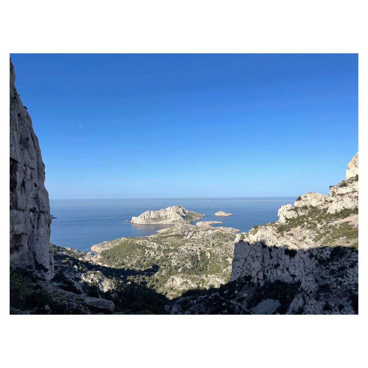 Rando/yoga avec l’ @aixploreuse 🩵 14.4.24 #amazingview #calanquedecallelongue #marseille #randonnée #trek #yoga #seaview #seascape #seaphotography #mediterraneanlife #wipplay #grainedephotographe #legoutdesfollowers #igersfrance #igersmarseille #choosemarseille #aixploreuse