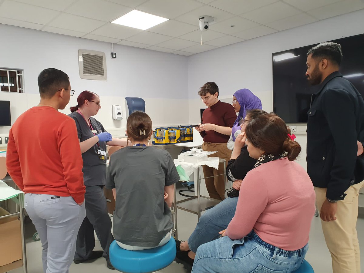 NUH_CS's tweet photo. Another fantastic joint collaboration with @NUHresus @Do_mnq to deliver the Oversea doctors clinical skills and resuscitation induction. Welcome to team NUH! https://t.co/Vry4316Qpf
