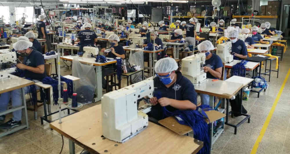Según el informe del DANE, 30 de 39 actividades industriales en Colombia vienen cayendo y en general, el sector cae 4,4%. Es importante porque la industria genera empleo de calidad y el empleo, consumo, que también cae. ¿Y la promesa de reindustrialización? Fuente: sectorial.