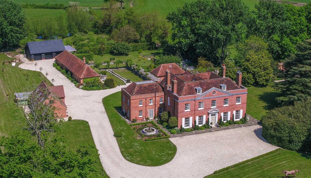 Looking forward to the Conservative party questioning these housing transactions ⬇️ 🧵 Here’s the This £7.25m Berkshire stately home bought in July 2020 by Zoe Ley. Ley made £20m brokering a VIP PPE deal alongside former Tory MP Brooks Newmark ➡️goodlawproject.org/broker-bought-…