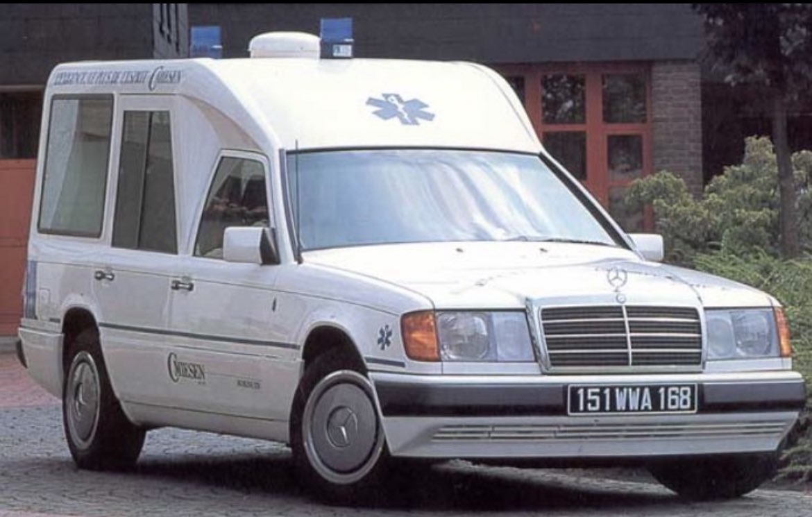 Sol fotoğraf : 1993’te Özal’ı hastaneye taşıyan tıbbi donanımı olmayan 1970 model Mercedes ! Sağ fotoğraf aslında 1990 yıllarında olması gereken ambulans ! 17 aralık 1993 Rahmetli Turgut Özal’ı hasteneye taşıyan ambulans tam 23 senelikti ! Vatandaşı taşıyan ambulansı sen